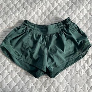 lululemon hotty hot shorts 2.5”